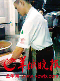 广州某知名酒家员工自曝内幕 黄浊水洗菜洗肉
