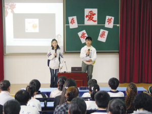 48名学生绑米袋装孕妇体会母爱