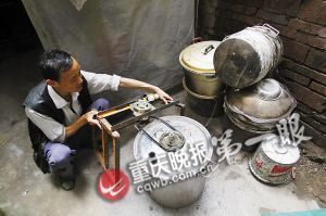 退休男子自造工具用潲水油提炼柴油