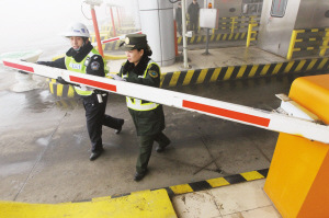 重病女婴转院因大雾受阻 警车开道送往医院