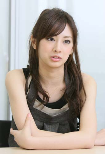 20岁美女收缩毛孔正确做法