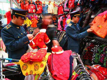 沃尔玛等超市发现9种致癌童装图