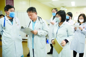 记者挂职体验：抢救室16张床挤进47位病人