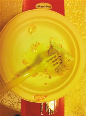 消费者曝哈根达斯吃出塑料片 证物被暗中调包