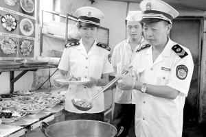 卫生监督员上门检测食品