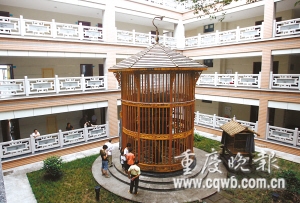 医院为治精神病 建世界最大木质鸟笼关上百只鸟