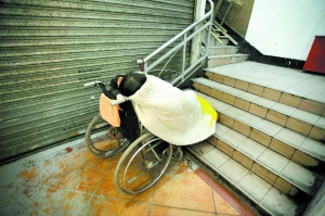 女子因病成为乞丐 两次自杀未果