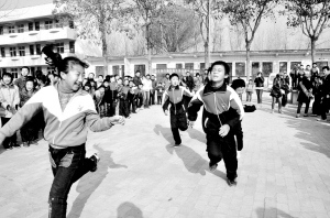 让留守娃快乐起来