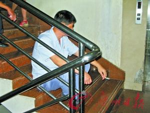 深圳暗访禁烟成效：多家医院楼梯间烟蒂堆积