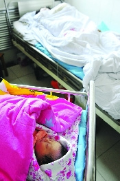 女子怀孕7个月发现感染艾滋 剖腹产下女婴