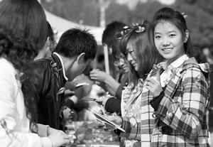 “红丝带”飘进大学校园