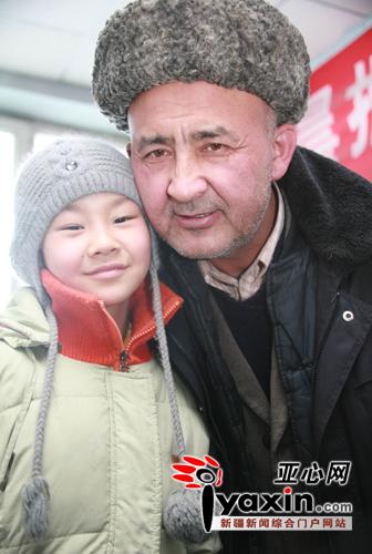 残疾夫妇抚养弃婴10年举债为其治病