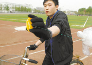 路人撞风筝线险遭割喉 记者实验能削苹果切冻肉