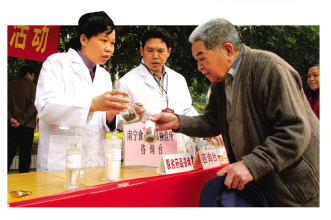 南宁：社区开展安全用药咨询活动