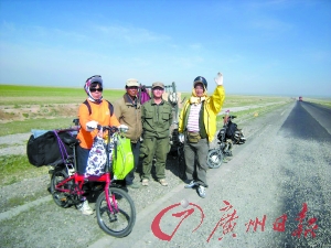 10名老人骑车8天走788公里到达青海湖