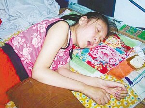 瘫痪20年女子被医生喝斥后成功站立