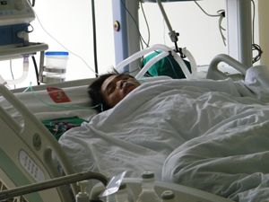 重病男孩为让弟弟妹妹读书欲放弃治疗