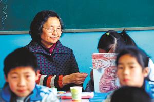 奶奶陪癫痫孙女同桌上学4年不断