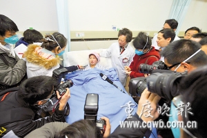 重庆首例甲型流感危重病人出院 入院前产下女婴