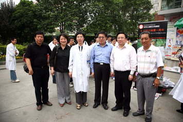 我院师生积极参加北川中学重建义卖