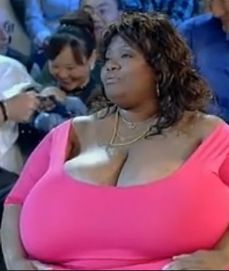 美女子创全球最大自然乳房记录