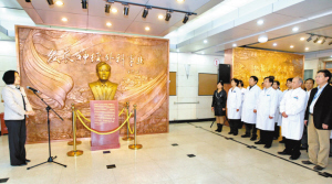 北京天坛医院为王忠诚塑像