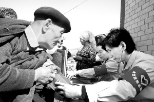 连续28年送医到村