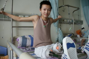 灾区截肢学生在新桥医院病房向高考发起冲刺