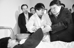 “来，您抓一抓我的手”