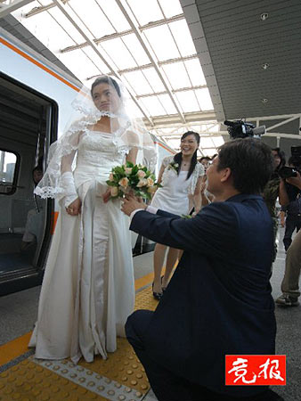 恋人婚礼当天坐城铁代替租婚车 站台上演求爱戏