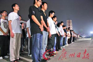 千名医学院学生向遗体标本默哀鞠躬