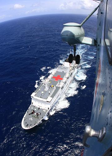 中国“和平方舟”号医院船抵达亚丁湾