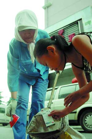 10岁女孩伴随环卫工母亲扫街5年