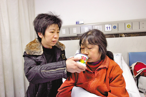 46岁妹妹照顾患重症姐姐26年至今未婚