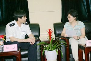 首都机场检验检疫局领导来我校赠送感谢信和锦旗