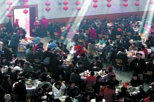 千名村民共吃饺子宴 大饺子内包千个小饺子