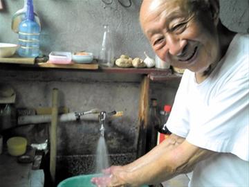 让独居老人安然度夏