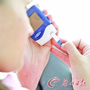 专家呼吁糖友坚持日常规范监测血糖 近8成不重视