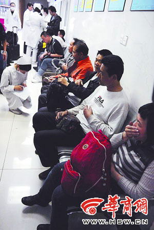列车头冒黑烟灌进车厢致40名乘客被送医