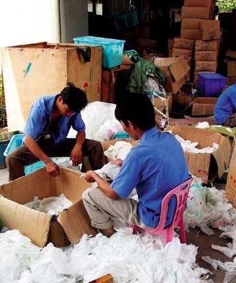 曝光黑心卫生巾制作过程
