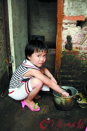 6岁女孩操劳家务照看断腿父亲 母亲离家出走
