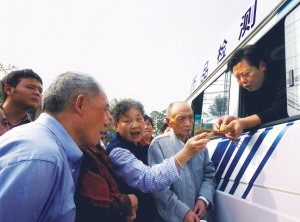 药品快检车“上班”首日显神威