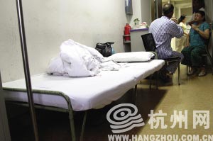 老人被吊扇打断手指 6家医院称无床位拒做手术
