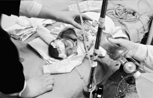 弃婴送医被强制转院 医院条件差导致身亡