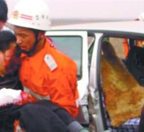 孕妇遇车祸被困车内 村民拿棉被为其保暖