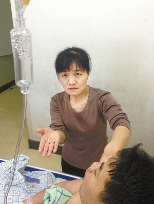 长春小伙做完腿部手术 丢掉两颗门牙