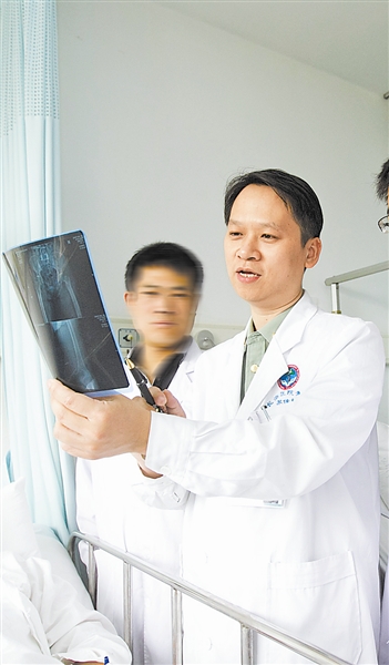 长海医院苏佳灿：白衣战士的“三重唱”