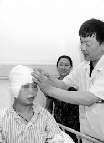 教师为给女儿治病外出打工 募集30万善款建校舍