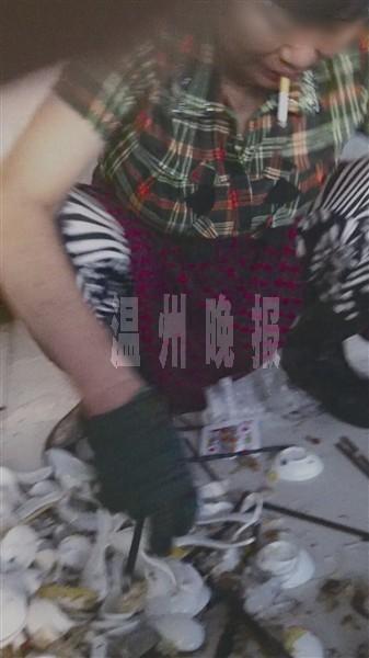 康洁餐具消毒黑幕：徒手捡残渣脏手来包装