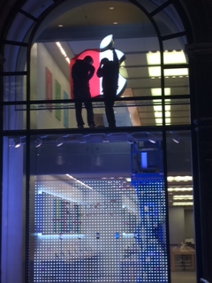 今天是世界艾滋病日 苹果零售店 logo 开始变红